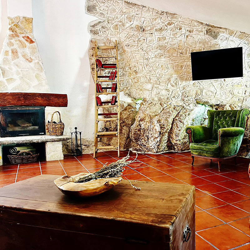 animaepetra-casa-vacanze-lettopalena-salone-con-camino